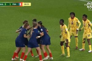 奇葩战术成真😂U20女足世界杯法国队角球集体转圈圈,成功破门